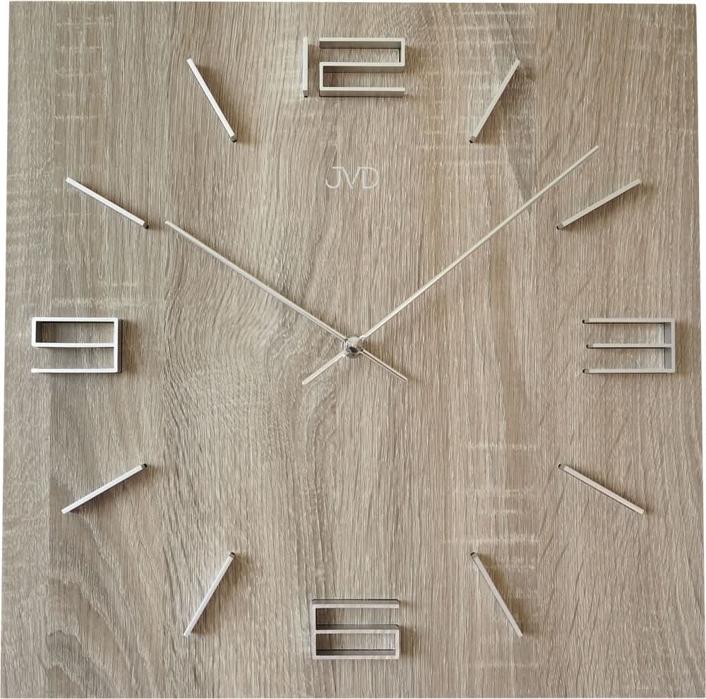 JVD väggklocka i ljust trä med silverfärgade visare och rektangulära markörer