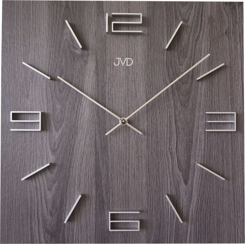 Träklocka med silverfärgade visare, siffror och JVD-logotyp