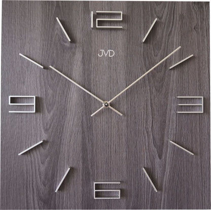 Träklocka med silverfärgade visare, siffror och JVD-logotyp