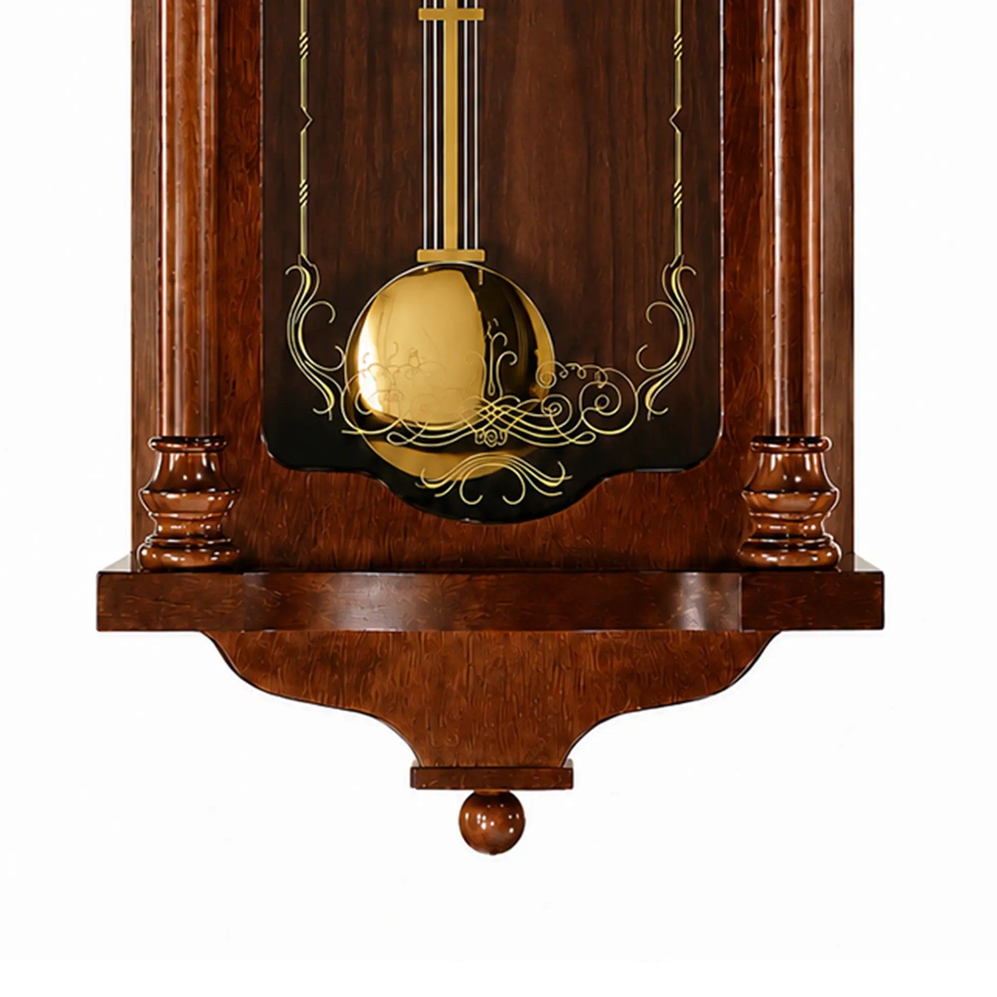 Detaljer på brun träväggklocka: guldfärgad klocka och blommiga ornament
