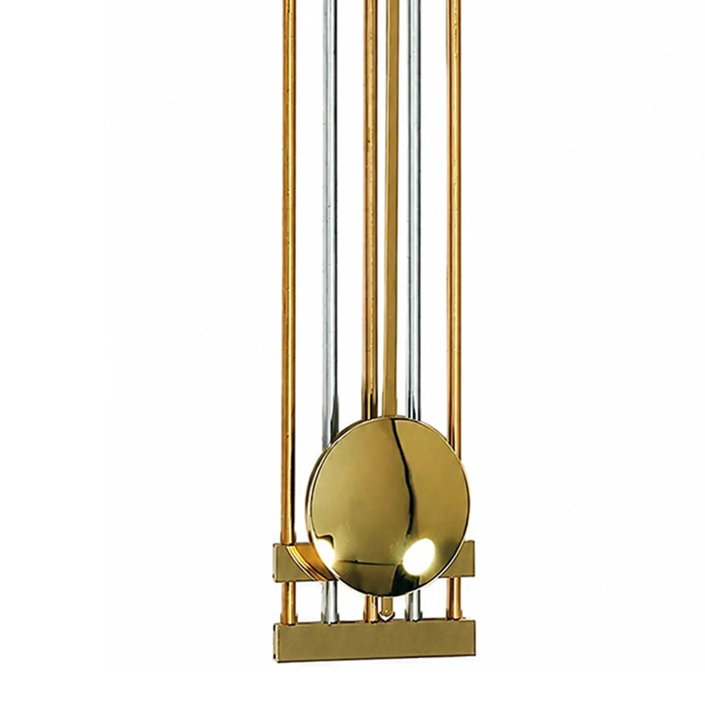 Detaljer för väggklockan: guld färgad basplatta, kulpendel och tre metallstavar.