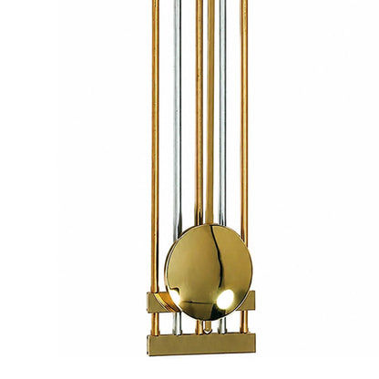 Detaljer för väggklockan: guld färgad basplatta, kulpendel och tre metallstavar.