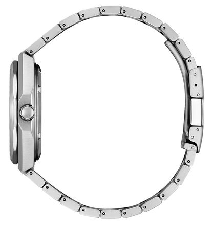 Herrarmbandsur med armband i titan av metallänkar, sidovy