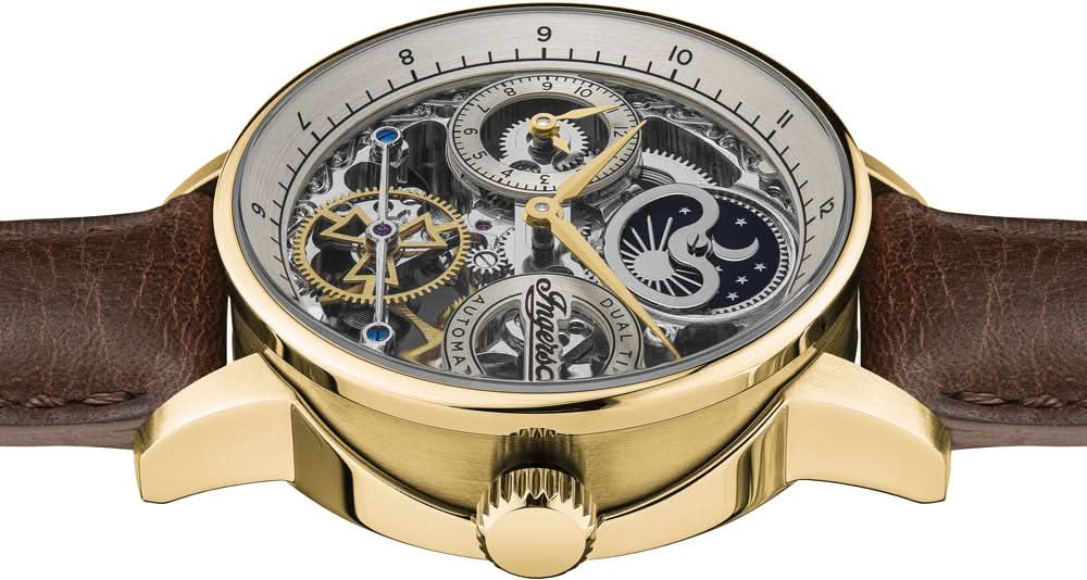 Herrarmbandsur i profil med brunt läderband och guldfärgat hölje, skelettverk synligt