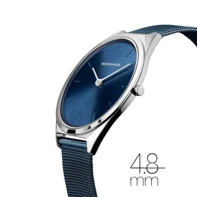 Armbandur med ovalt urverk, blå urtavla och blått milanesarmband