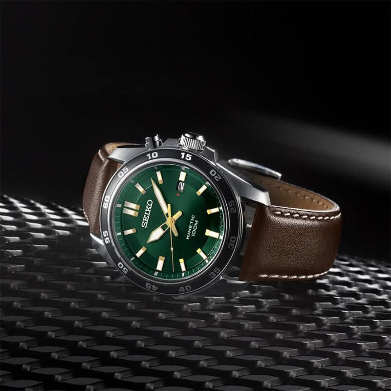 Herrklocka med grön urtavla, silverfärgad boett och brunt läderarmband