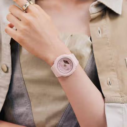 Damklocka på handleden, rosa silikonband och urtavla med digital display