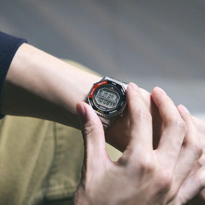 Seiko herrarmbandsur på handleden, mörk digital display, rödmarkerad infattning