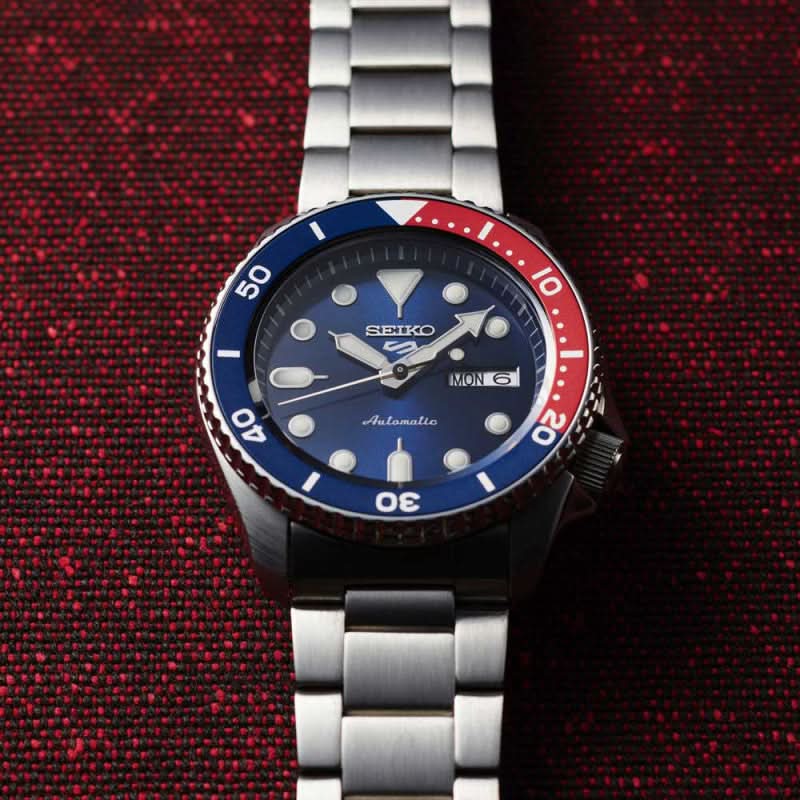 Herrklocka med blå urtavla, Pepsi-bezel, skjutbar krona och armband i rostfritt stål