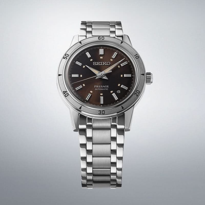 Seiko herrklocka med svart urtavla, silverfärgat armband i rostfritt stål och krona