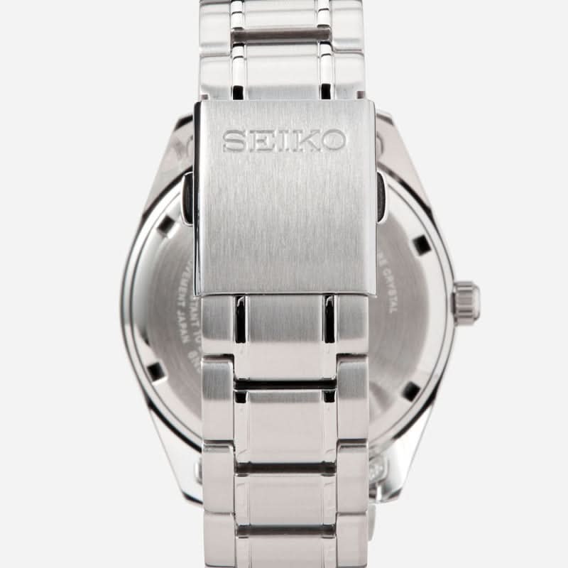 SEIKO herrklocka med armband i rostfritt stål och synligt spänne, närbild framifrån