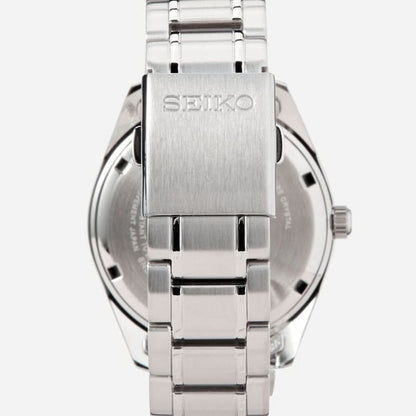 SEIKO herrklocka med armband i rostfritt stål och synligt spänne, närbild framifrån