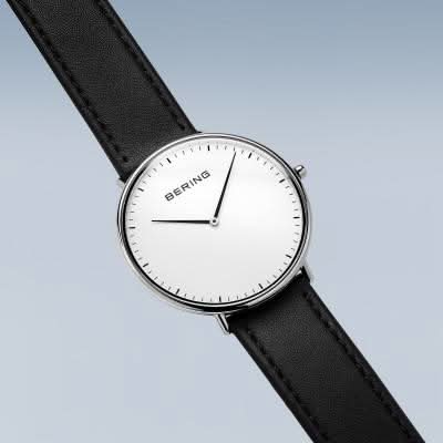Bering Ultra Slim klocka med svart läderarmband och vit urtavla, rund indexvisning