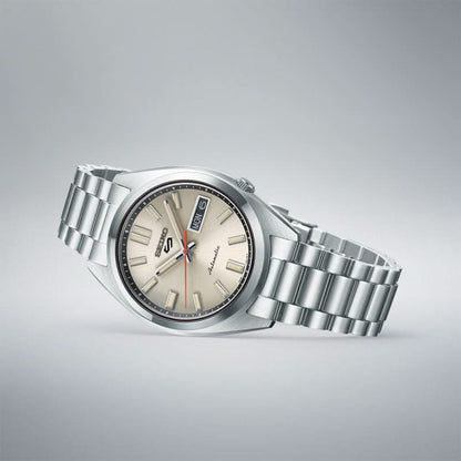 Seiko 5 Sports herrur med armband i rostfritt stål, beige urtavla och datumvisning MÅN 6