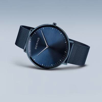 Bering Ultra-Slim-klocka med blå urtavla och blått Milanese-armband, slank profil