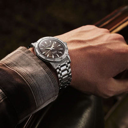 Seiko herrklocka på handleden med svart urtavla och armband i rostfritt stål