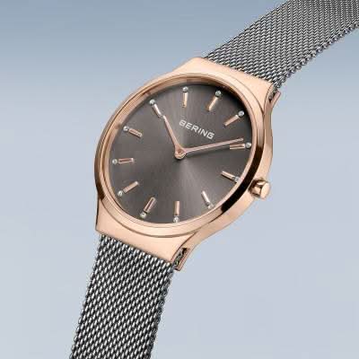 Damklocka i närbild: roséguldpläterad infattning, mörkgrå urtavla, Milanese-armband