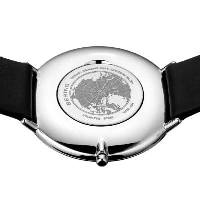 Bering Ultra Slim klocka baksida med gravyr på rund botten av rostfritt stål och svart armband