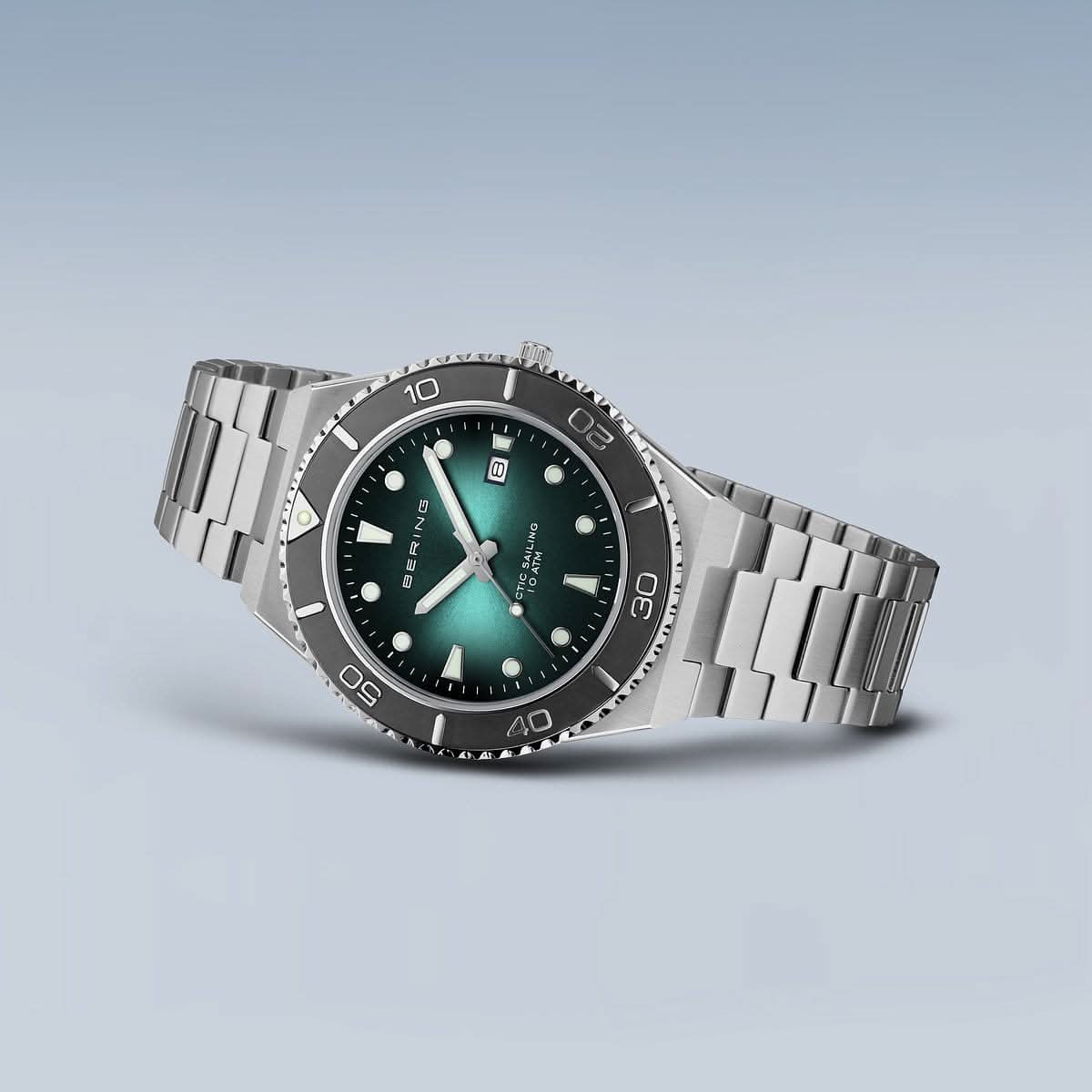 Herrklocka i 3/4-vy, grön urtavla, svart infattning och metallarmband