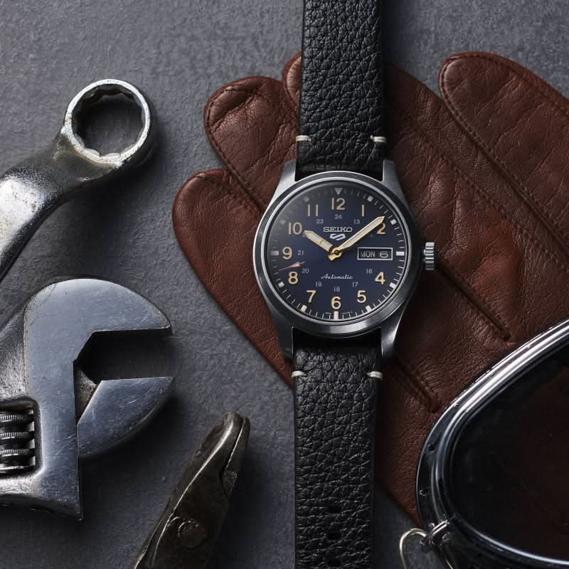 Seiko 5 Sports herrarmbandsur med svart läderarmband och svart urtavla, krona