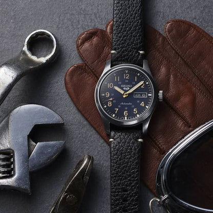 Seiko 5 Sports herrarmbandsur med svart läderarmband och svart urtavla, krona
