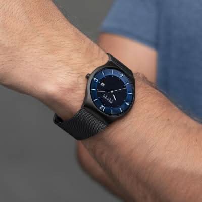 Herrklocka på handleden: blå urtavla och svart mesh-armband