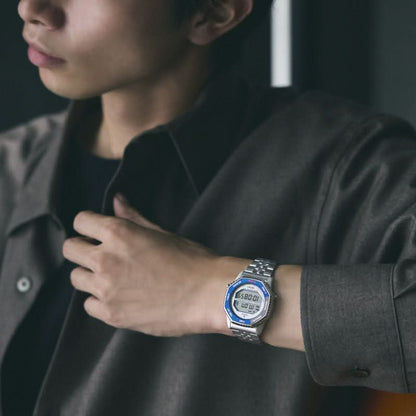 Seiko herrarmbandsur på handleden, metallarmband och blå digital urtavla