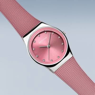 Bering damklocka i snedvy: rosa urtavla, index, Milanese-armband, silverfärgat hölje