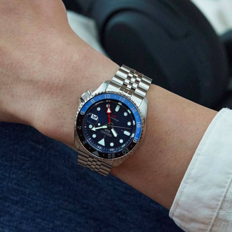 Seiko 5 Sports herrarmbandsur på handleden, blå urtavla, metallband