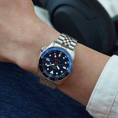 Seiko 5 Sports herrarmbandsur på handleden, blå urtavla, metallband
