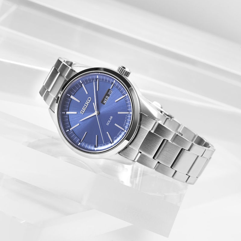 Herrklocka, armband i silverfärgad metall, blå urtavla med SEIKO och SOLAR, vinklad