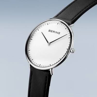 Bering Ultra Slim-klocka, sidovy av boett och krona, svart läderarmband