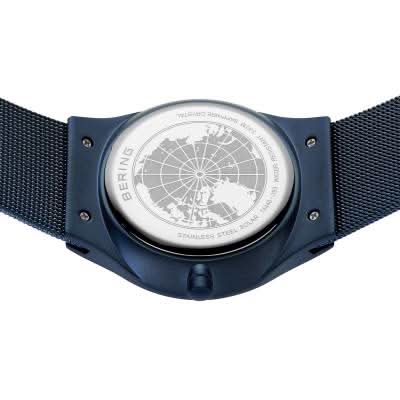 Herrur med gravyr på blå urtavla och mesh-armband i metall