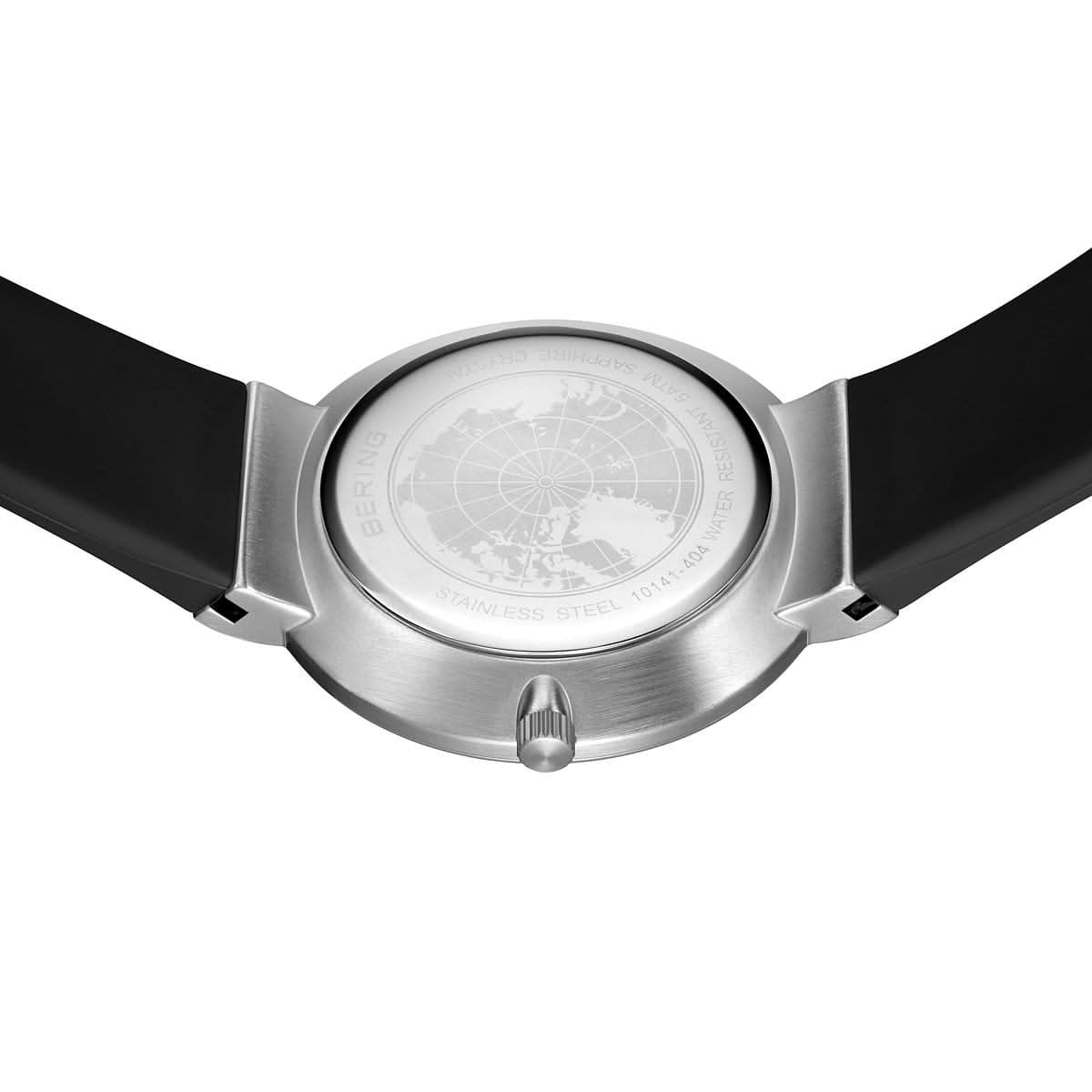 "Damklocka bakifrån: silverfärgat hölje med gravyr, svart läderarmband"