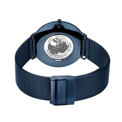 Bering ultratunn klocka med blått milanesarmband och fokus på baksidan