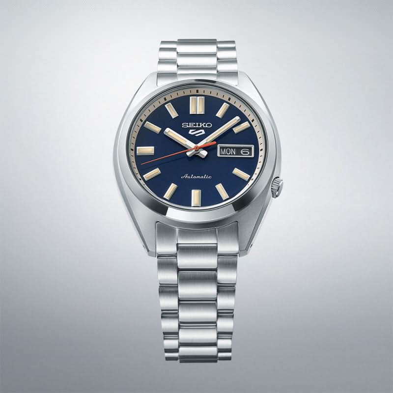 Seiko 5 Sports herrur med rund boett, blå urtavla och armband i rostfritt stål