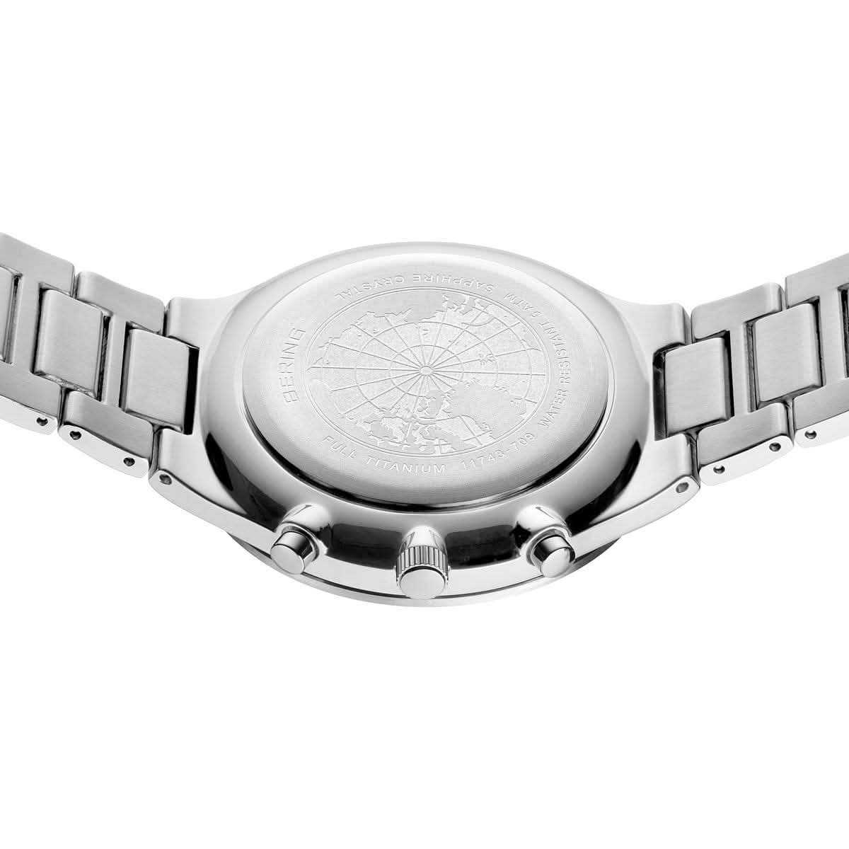 Herrarmbandsur med graverat boettlock, titanarmband, rund baksida