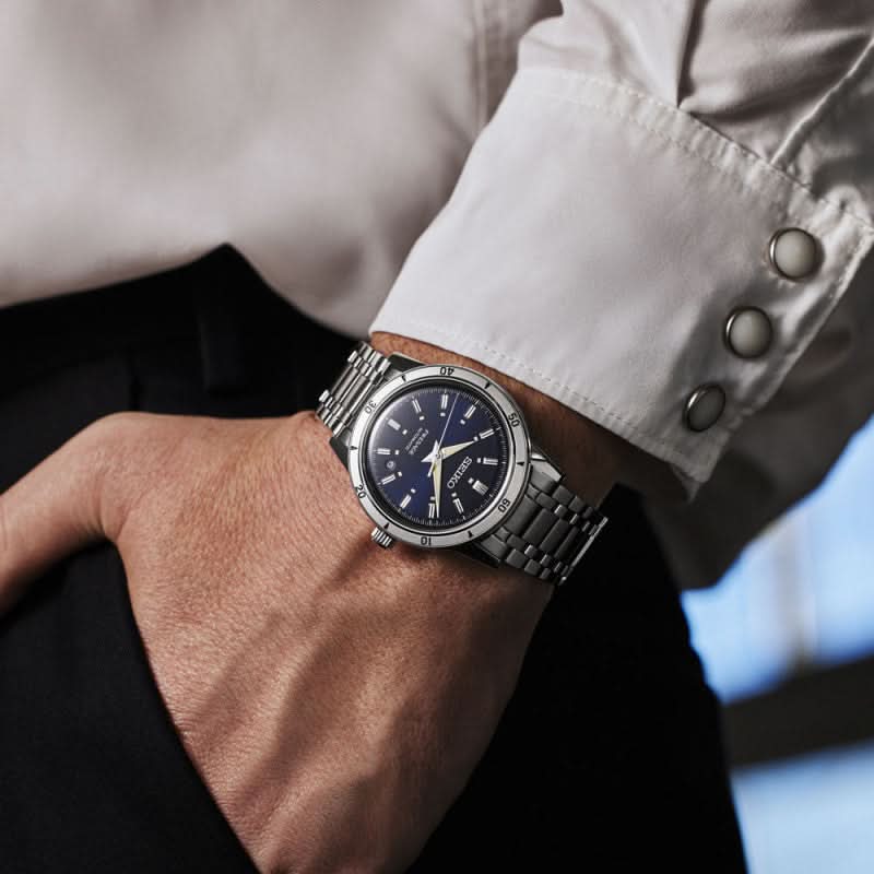 Seiko Presage herrarmbandsur på handleden, blå urtavla, metallarmband
