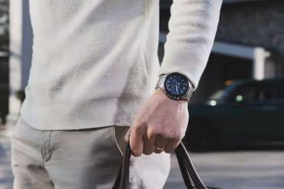 Casio herrarmbandsur med blå urtavla på handleden, metallarmband