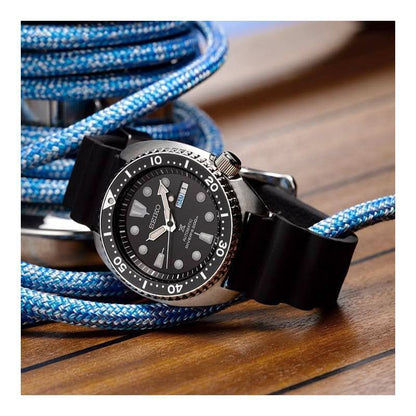 Seiko Prospex herrarmbandsur, sedd från sidan, med svart urtavla och svart gummiband