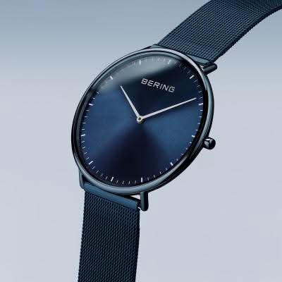 Bering Ultra-Slim-klocka med blå urtavla och blått Milanese-band, kronskydd