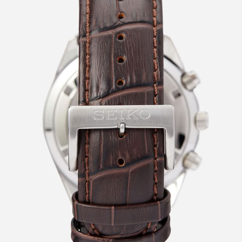 "Seiko herrklocka med brunt läderarmband och spänne, närbild med SEIKO-logotyp"
