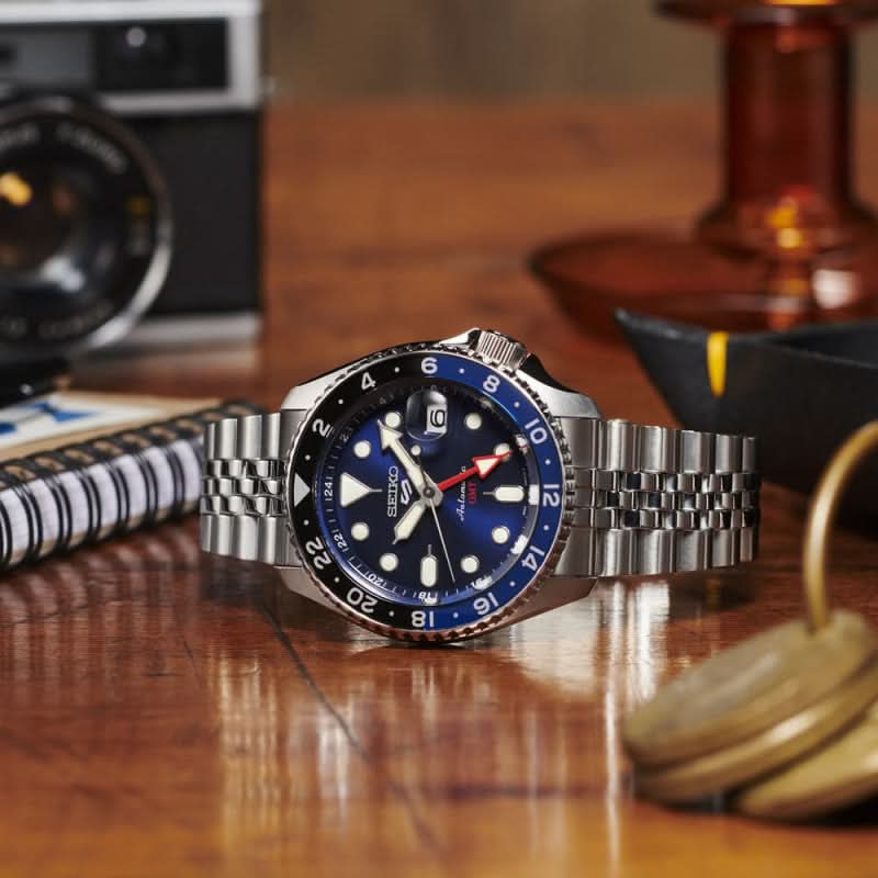Seiko 5 Sports herrarmbandsur med blå urtavla, räfflad infattning, metallänk