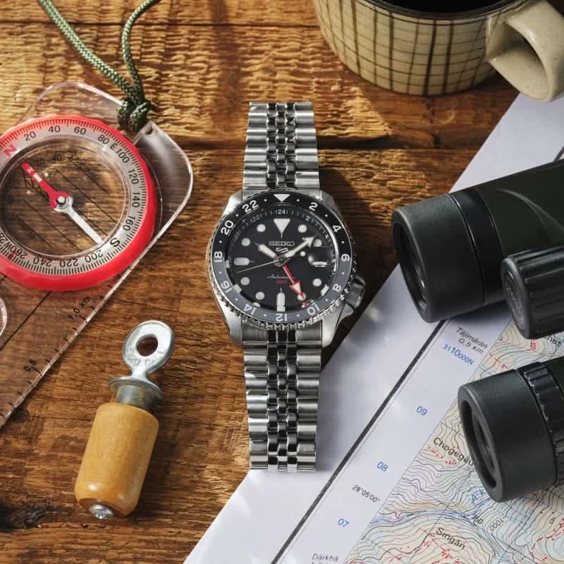 Seiko herrklocka med armband i silverfärgat rostfritt stål, svart urtavla och röd GMT-visare