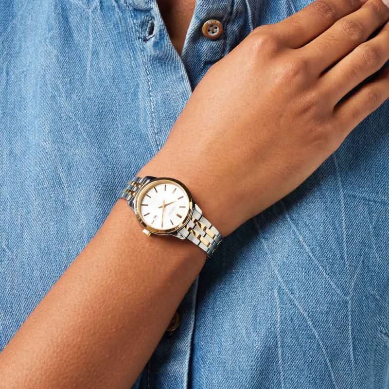 Seiko damklocka på handleden: vit urtavla och tvåfärgat metallarmband
