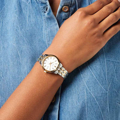 Seiko damklocka på handleden: vit urtavla och tvåfärgat metallarmband