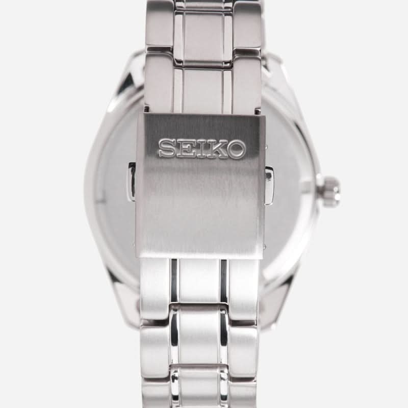 Seiko Titan-klocka: silverfärgat armband med spänne, framsida på boetten