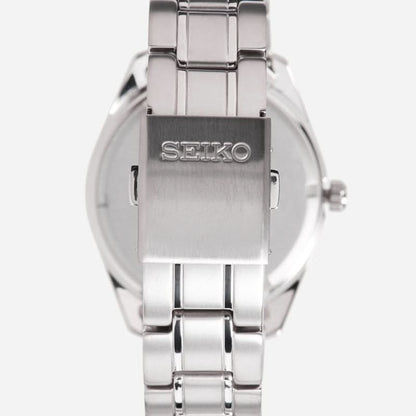 Seiko Titan-klocka: silverfärgat armband med spänne, framsida på boetten