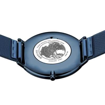 Bering Ultra-Slim-klocka med präglad världskarta på baksidan och blått milanesarmband