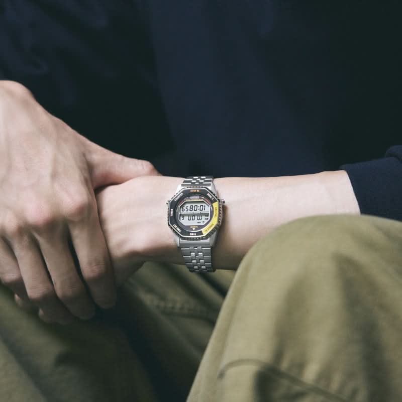 Seiko herrarmbandsur på handleden, metallarmband, svart digital display